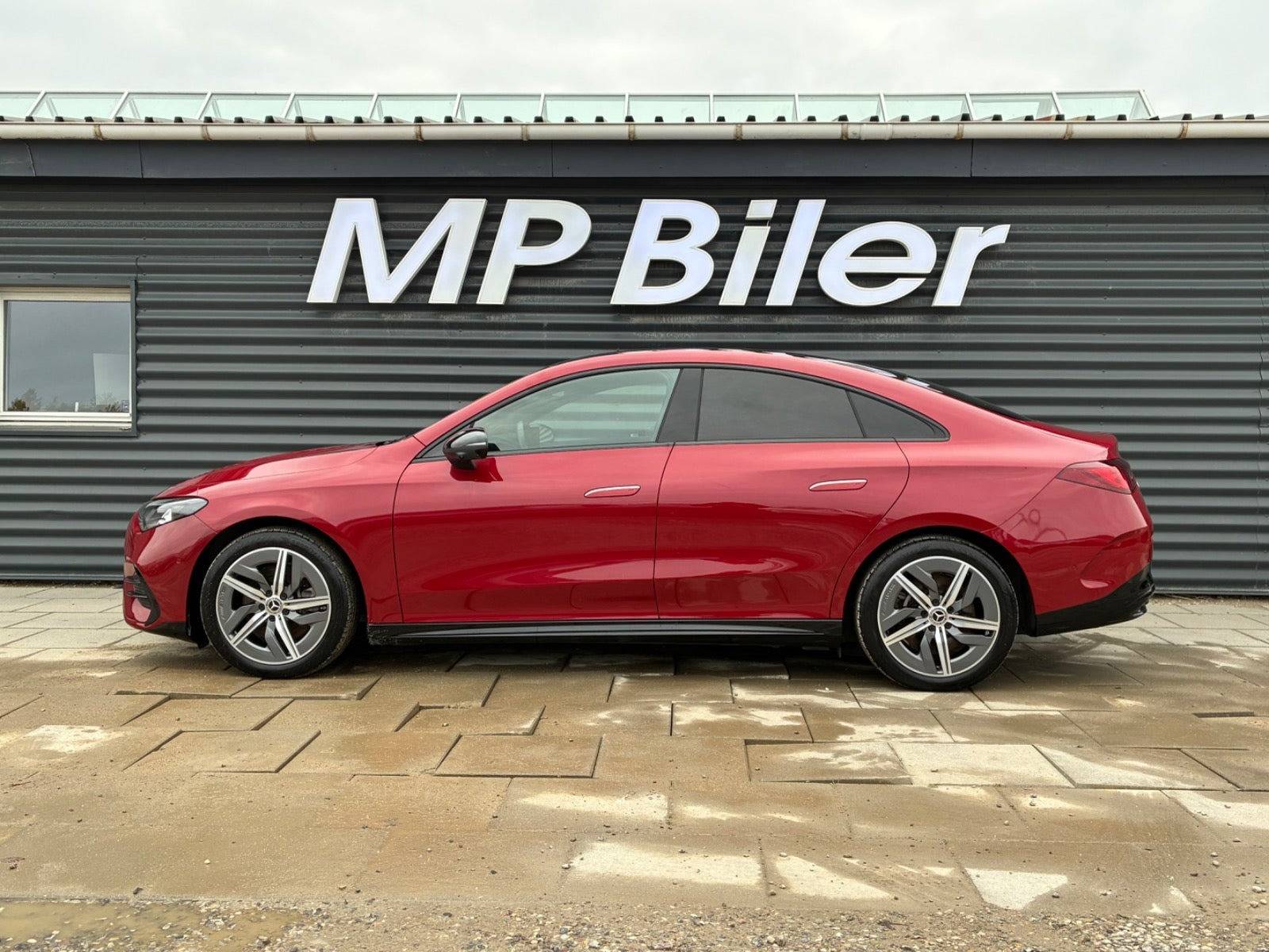 Rød Mercedes CLA250+ fra 2025