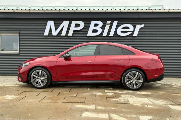 Rød Mercedes CLA250+ fra 2025