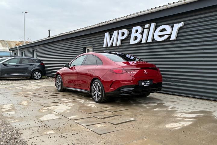 Rød Mercedes CLA250+ fra 2025