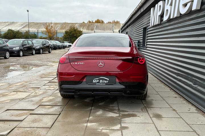 Rød Mercedes CLA250+ fra 2025