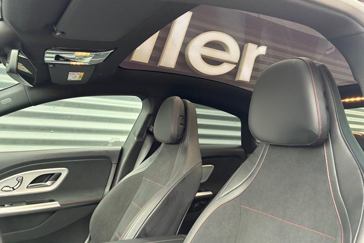 Rød Mercedes CLA250+ fra 2025