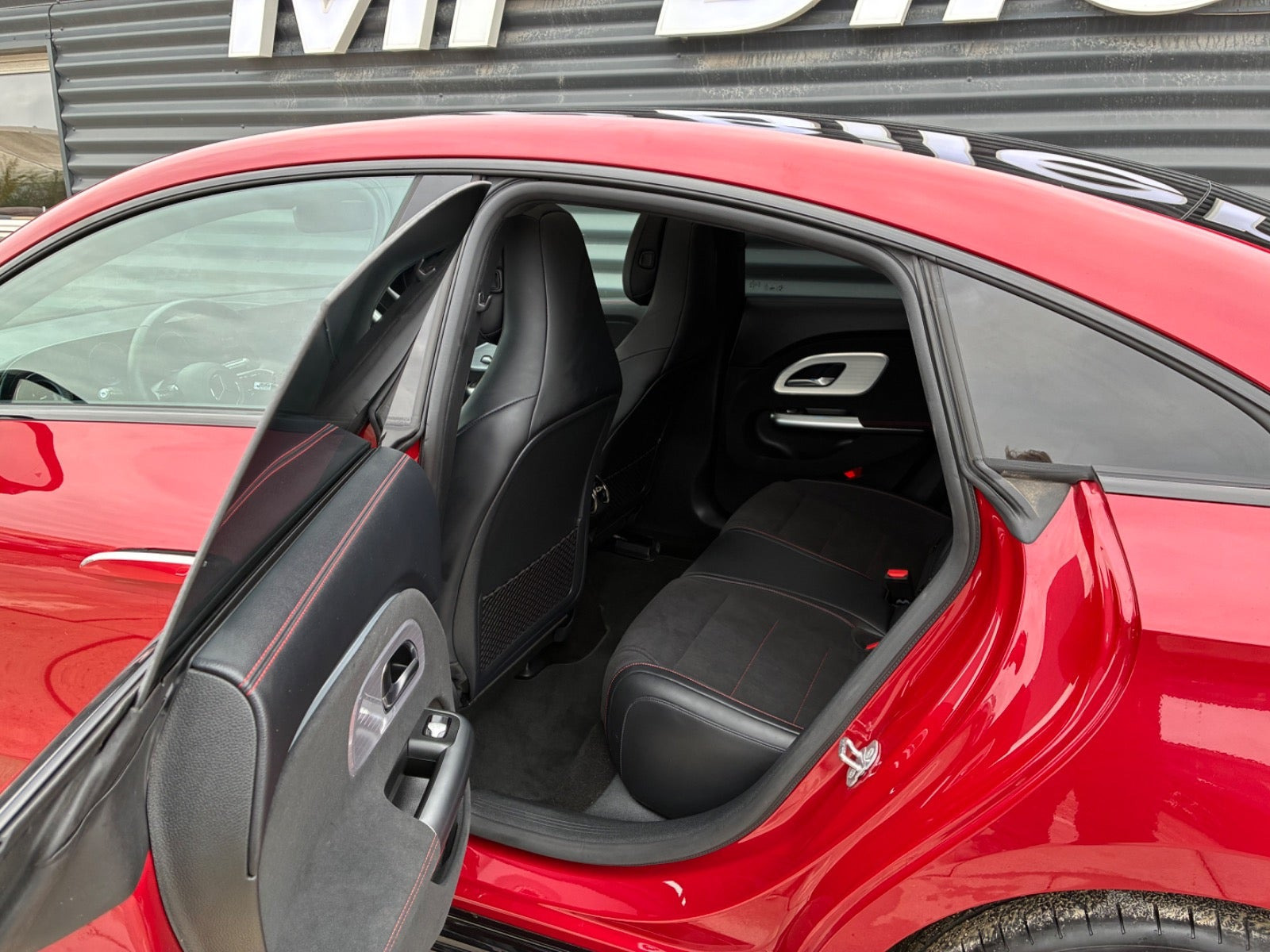 Rød Mercedes CLA250+ fra 2025