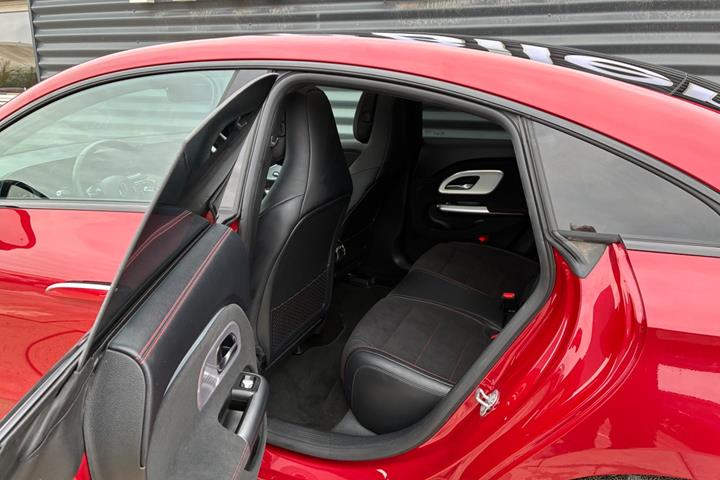 Rød Mercedes CLA250+ fra 2025