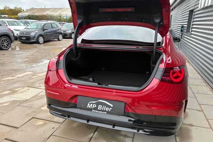 Rød Mercedes CLA250+ fra 2025