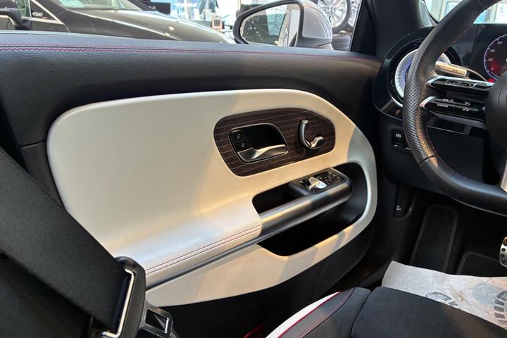Sølv Mercedes CLA250+ fra 2025