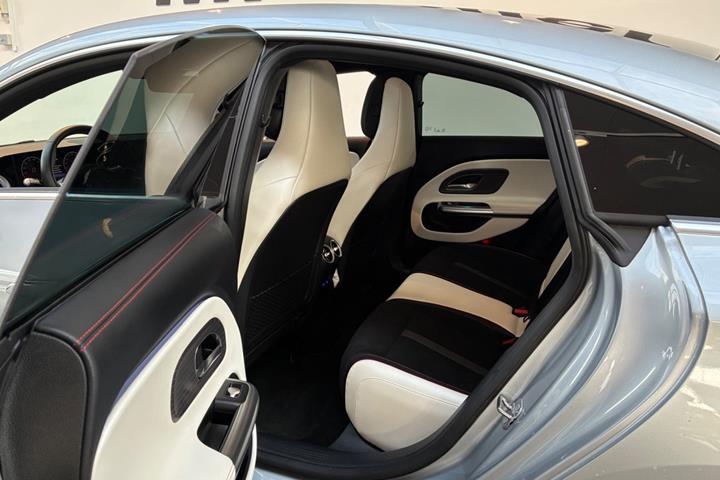 Sølv Mercedes CLA250+ fra 2025