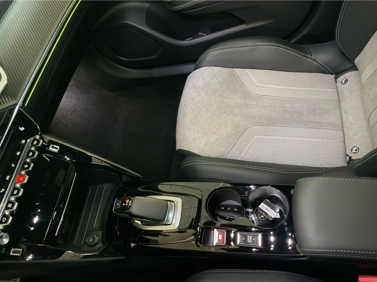 Hvid Peugeot e-2008 fra 2021