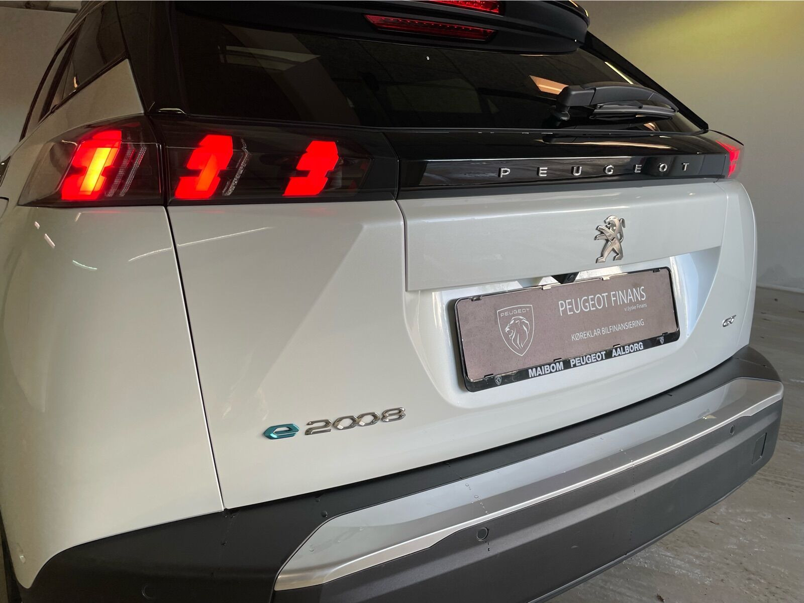 Hvid Peugeot e-2008 fra 2021