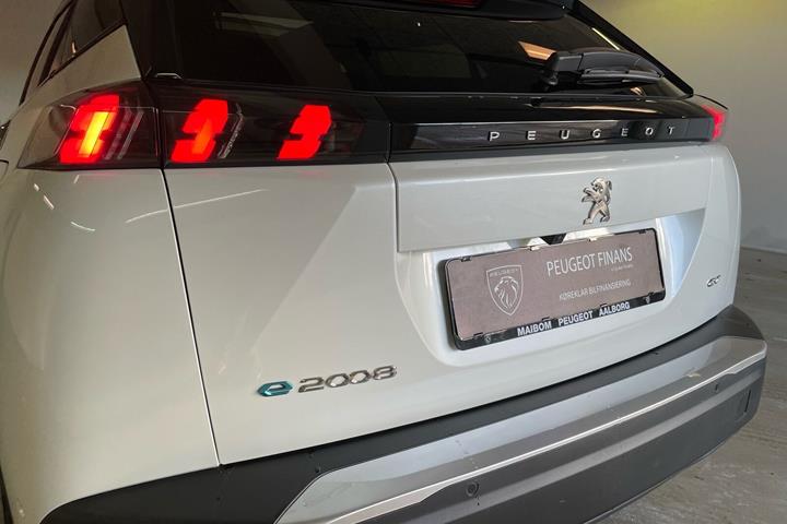 Hvid Peugeot e-2008 fra 2021