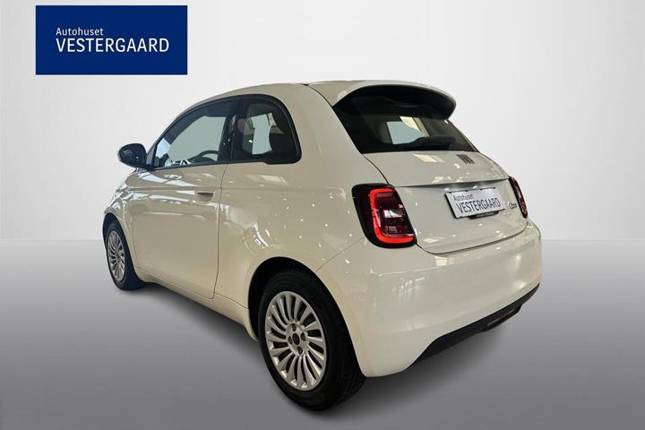 Hvid Fiat 500e fra 2023