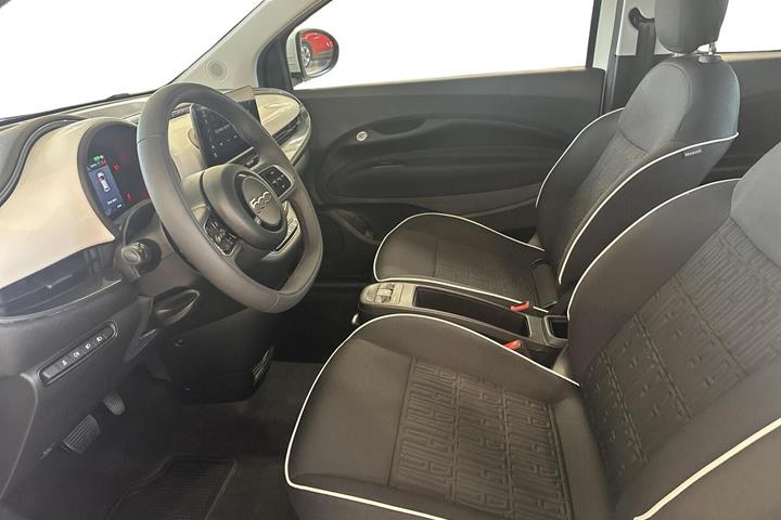 Hvid Fiat 500e fra 2023