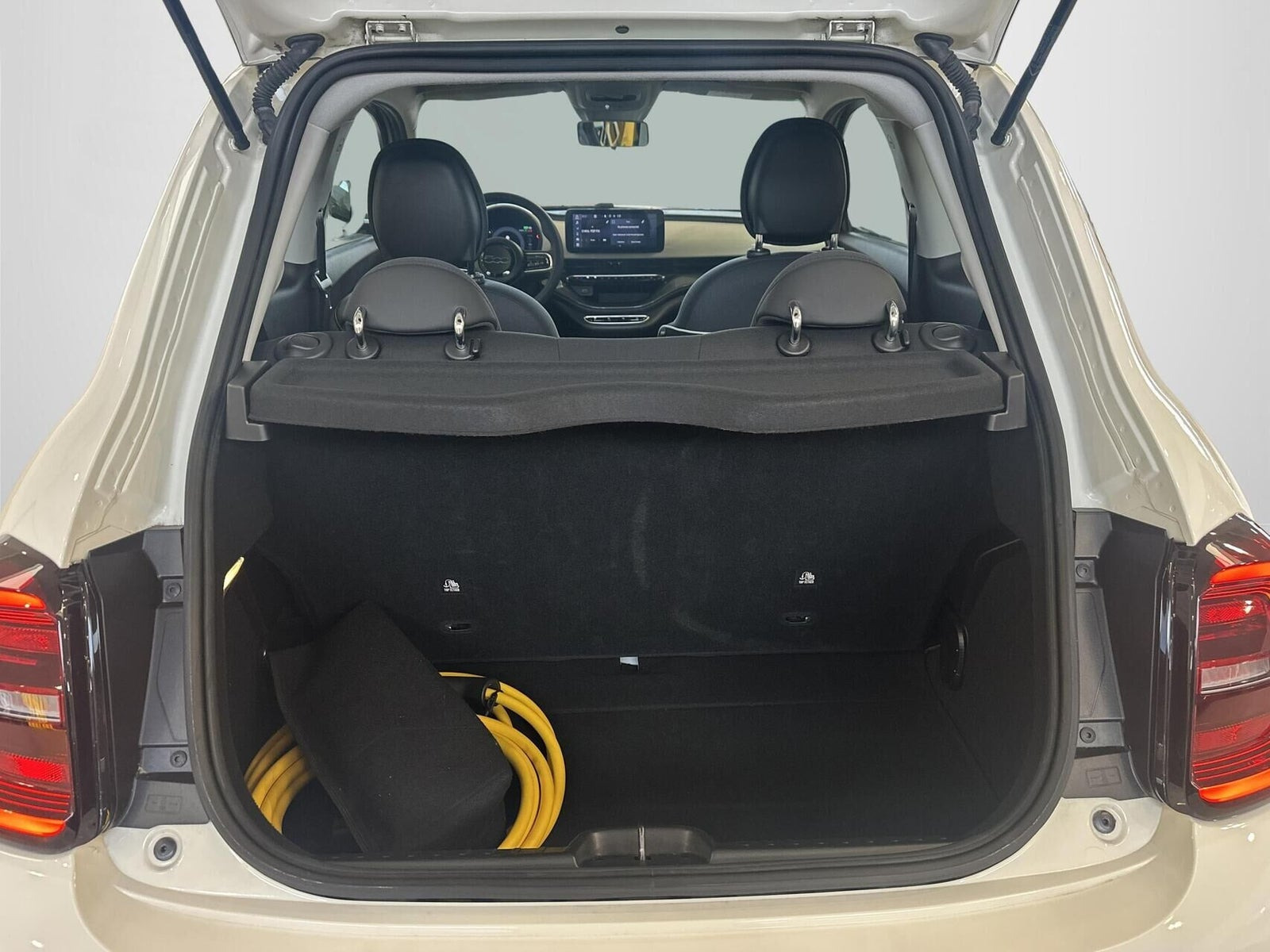 Hvid Fiat 500e fra 2023