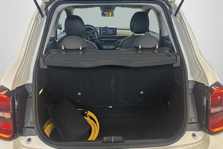 Hvid Fiat 500e fra 2023