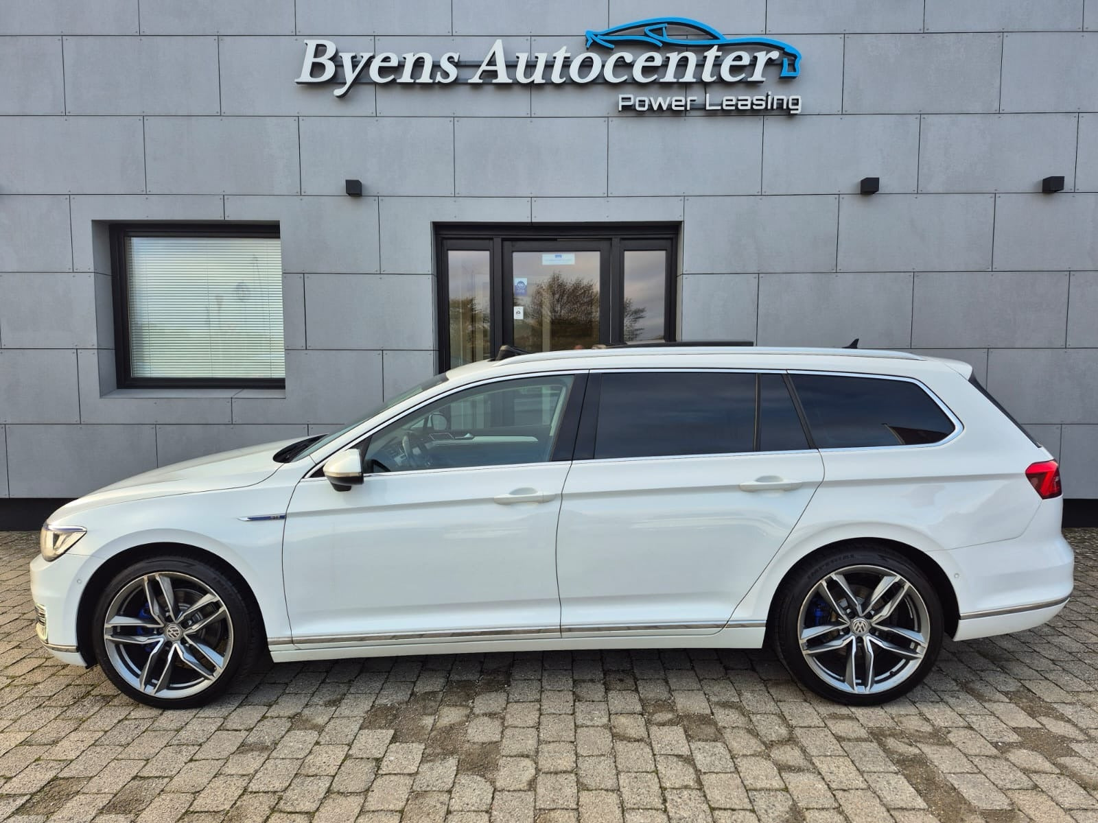 Hvid VW Passat fra 2016