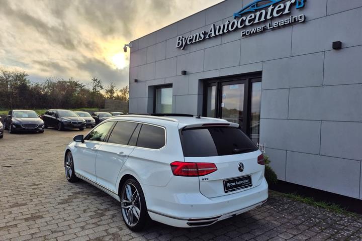 Hvid VW Passat fra 2016