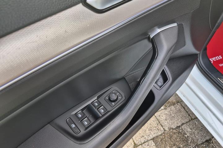 Hvid VW Passat fra 2016
