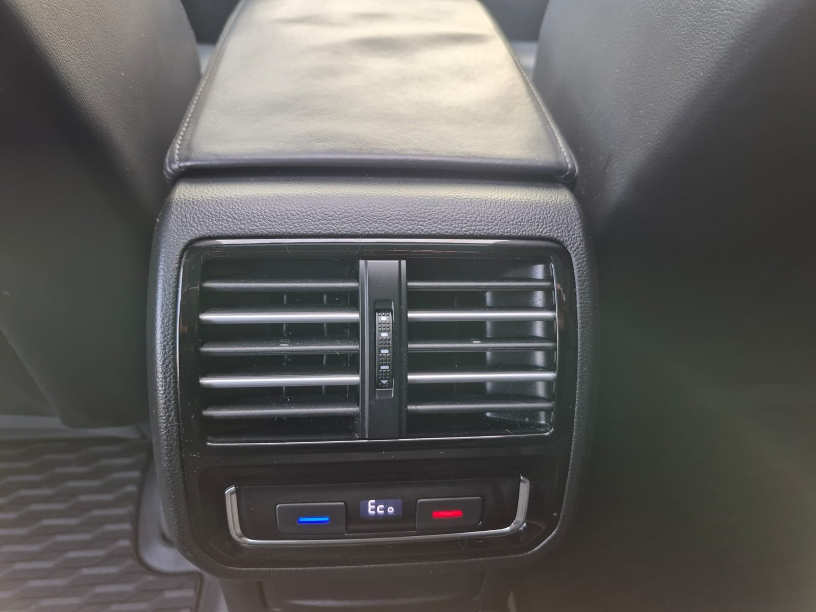 Hvid VW Passat fra 2016