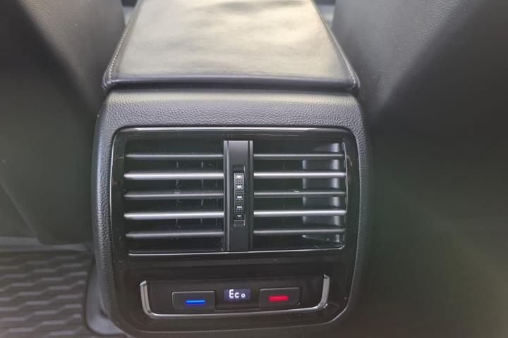 Hvid VW Passat fra 2016