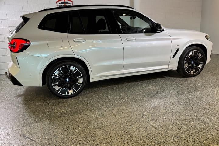 Hvid BMW iX3 fra 2023