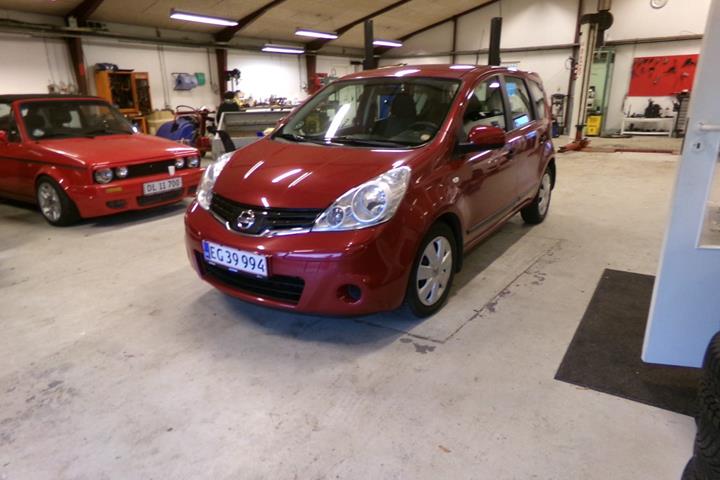 Rød Nissan Note fra 2011