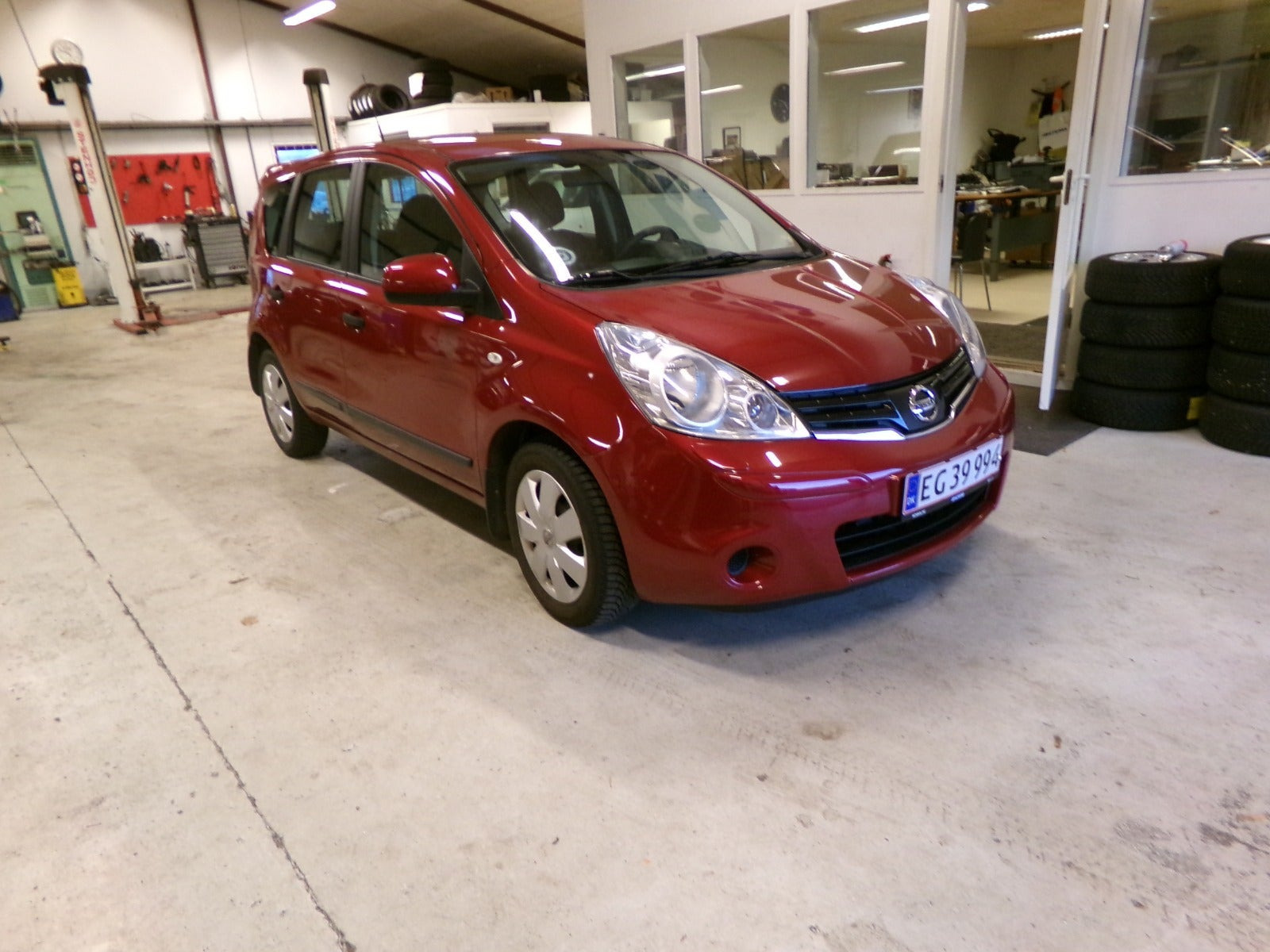 Rød Nissan Note fra 2011