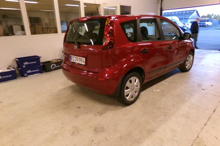 Rød Nissan Note fra 2011