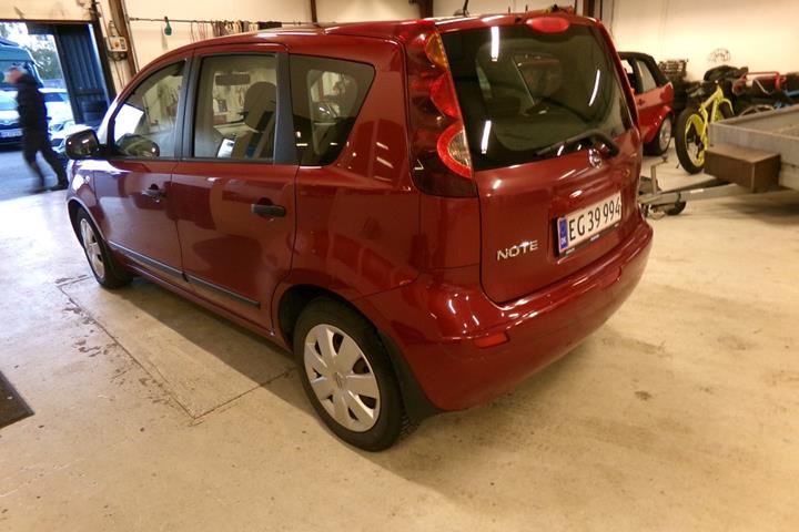 Rød Nissan Note fra 2011