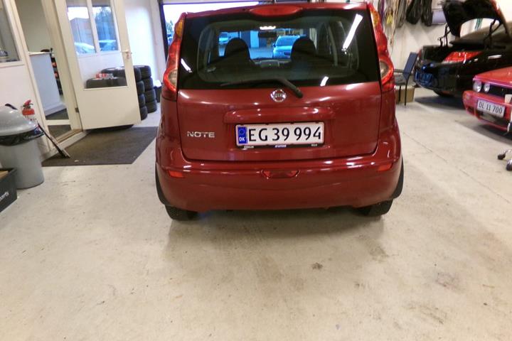 Rød Nissan Note fra 2011
