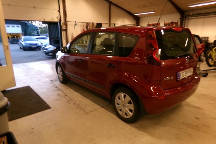 Rød Nissan Note fra 2011