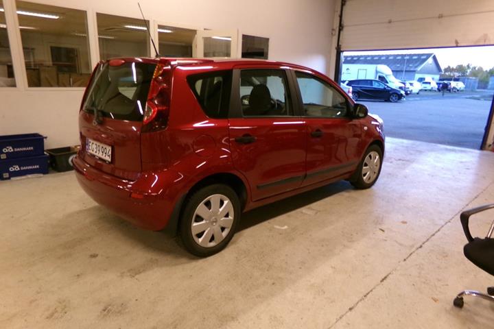Rød Nissan Note fra 2011