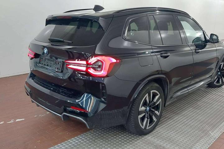 Blå BMW iX3 fra 2024