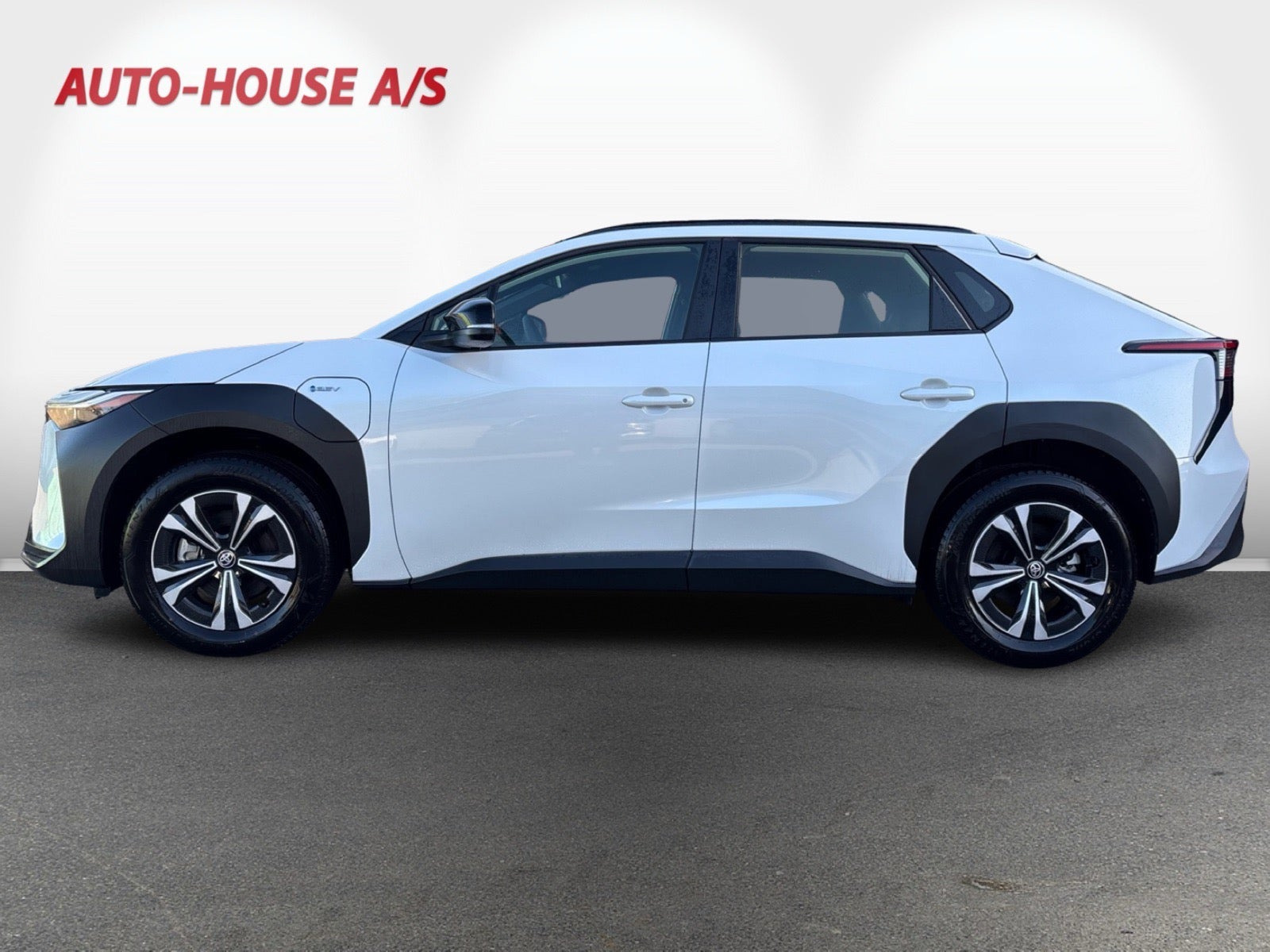 Hvid Toyota BZ4X fra 2024