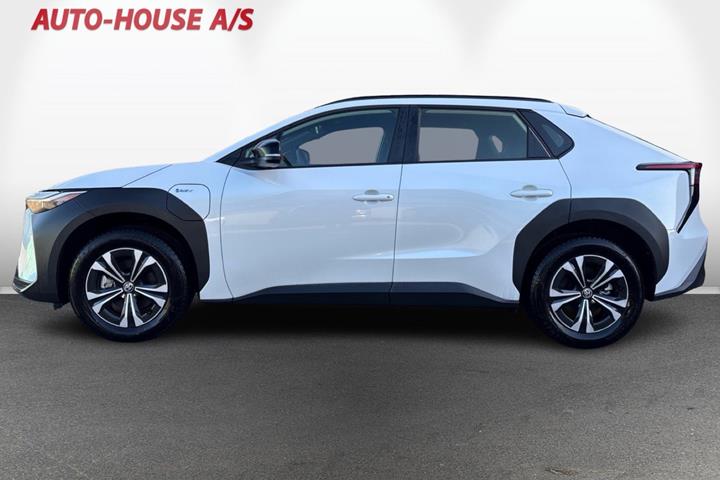 Hvid Toyota BZ4X fra 2024