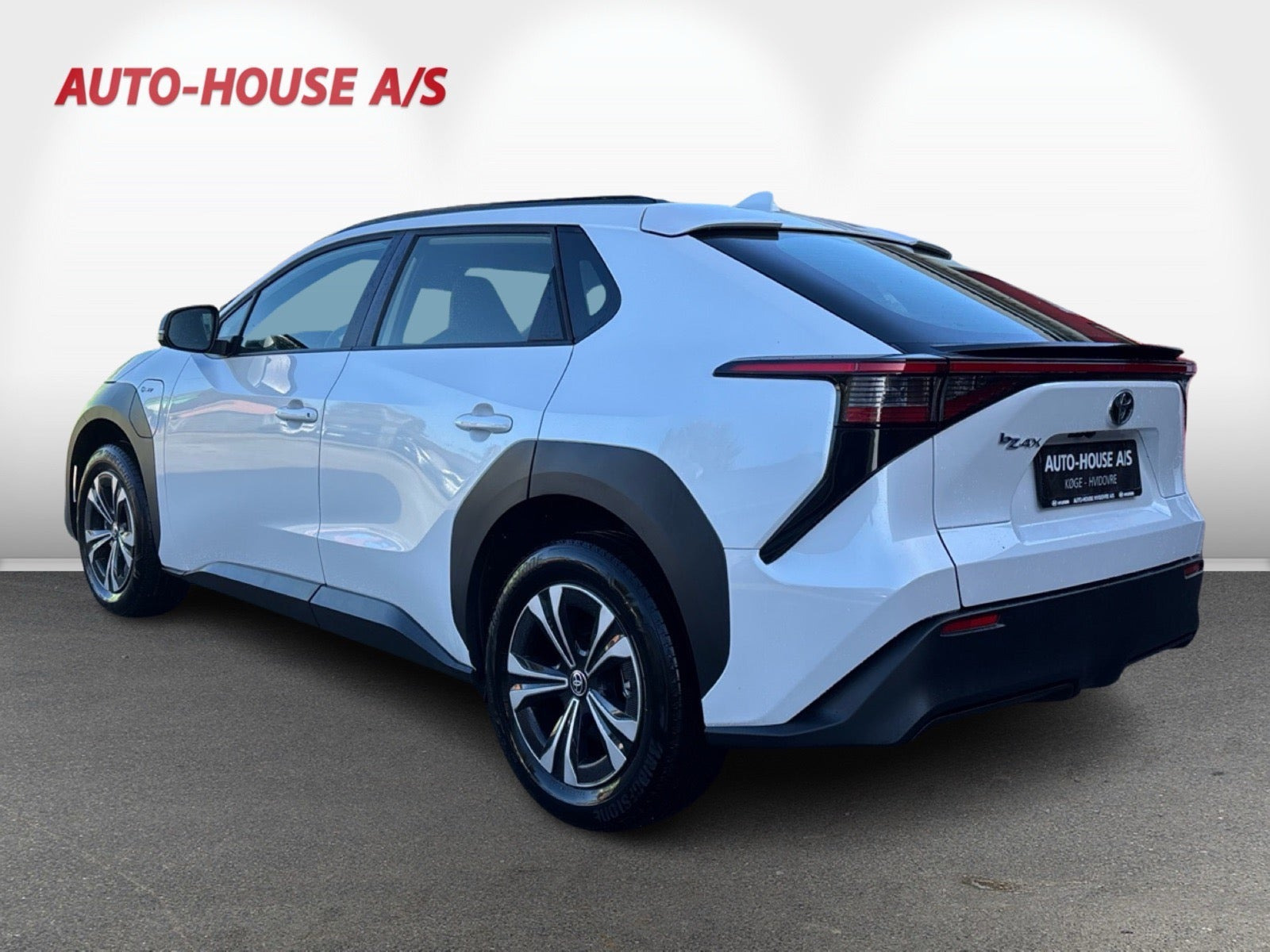 Hvid Toyota BZ4X fra 2024