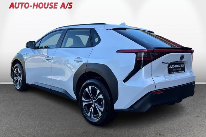 Hvid Toyota BZ4X fra 2024