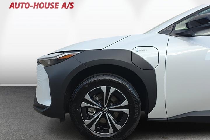 Hvid Toyota BZ4X fra 2024