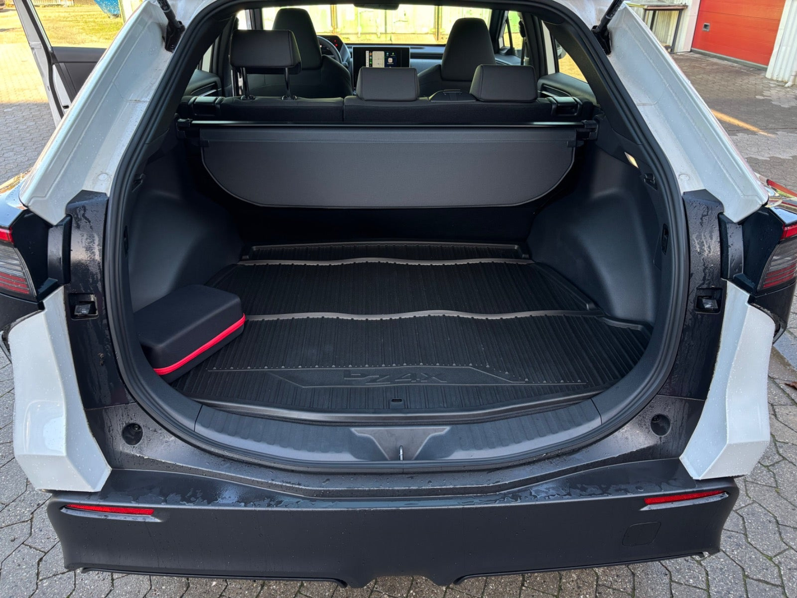 Hvid Toyota BZ4X fra 2024
