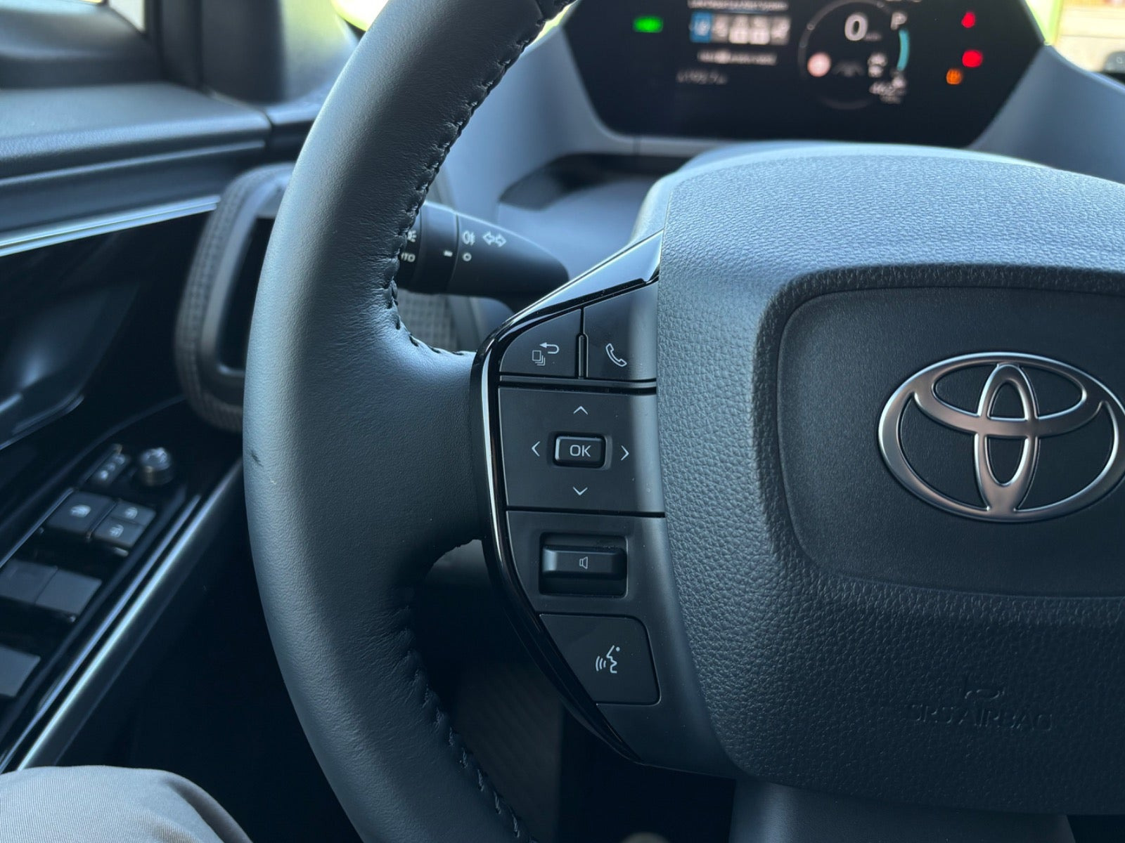 Hvid Toyota BZ4X fra 2024