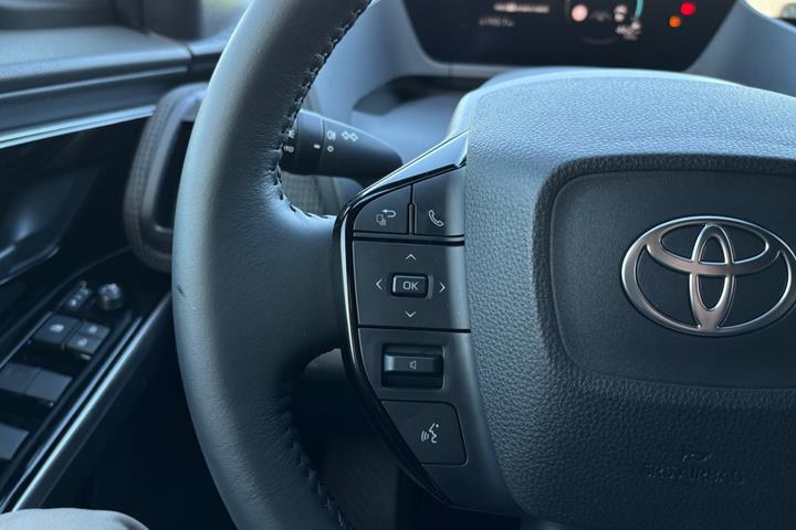 Hvid Toyota BZ4X fra 2024