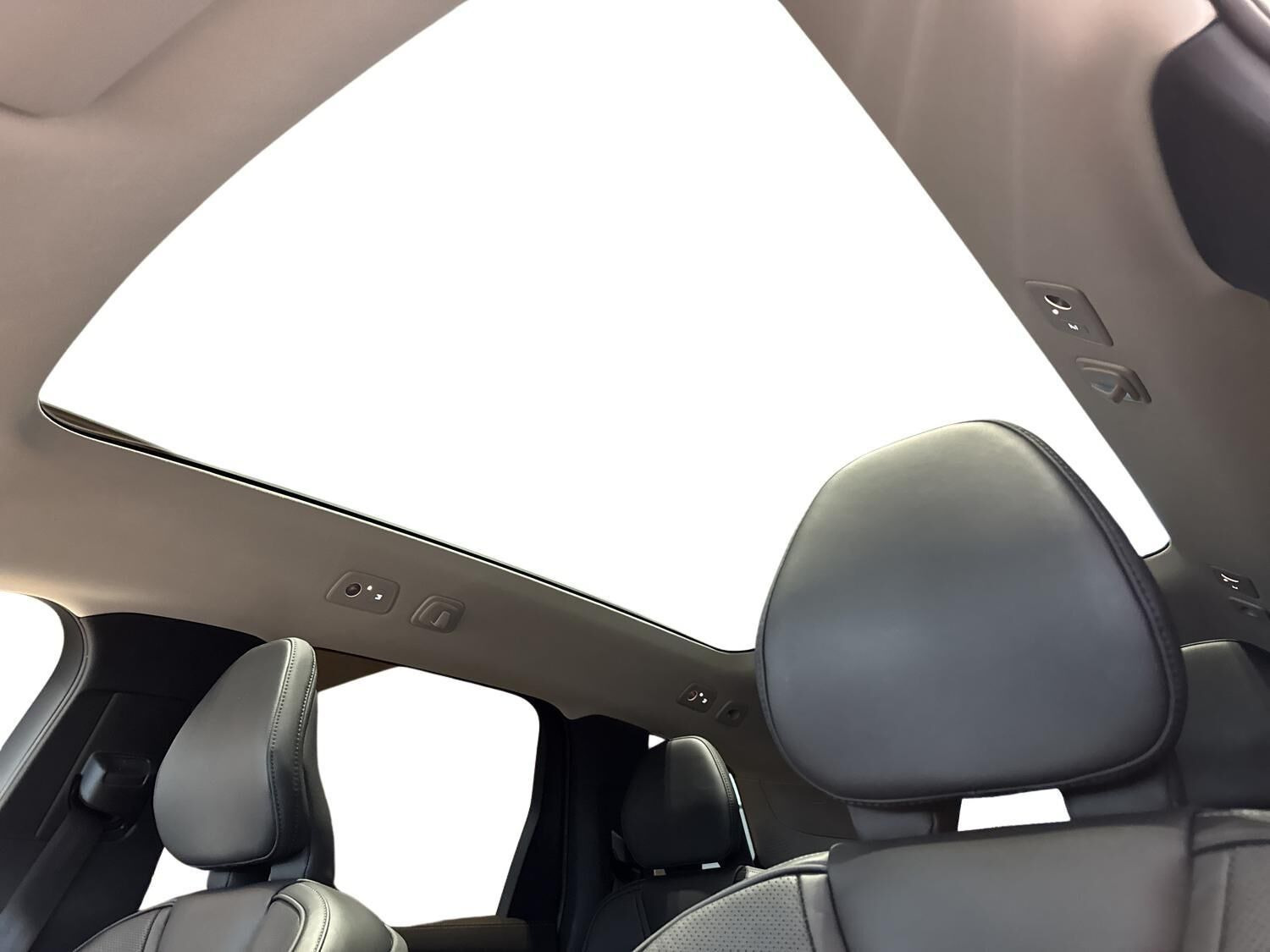 Hvid Volvo EX90 fra 2026