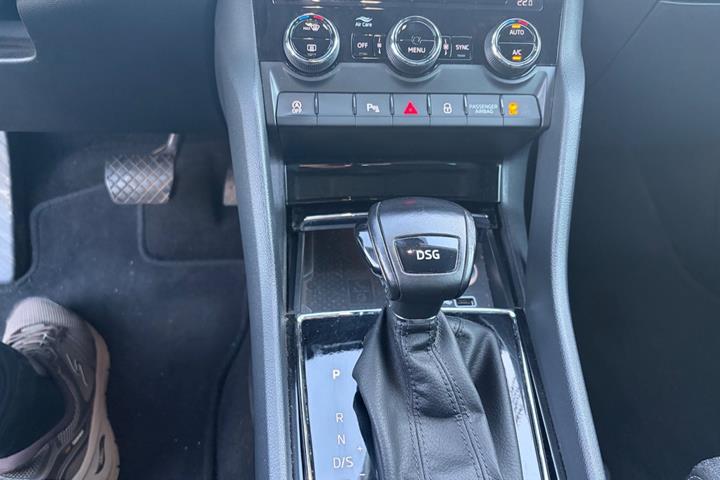 Blå Skoda Karoq fra 2019