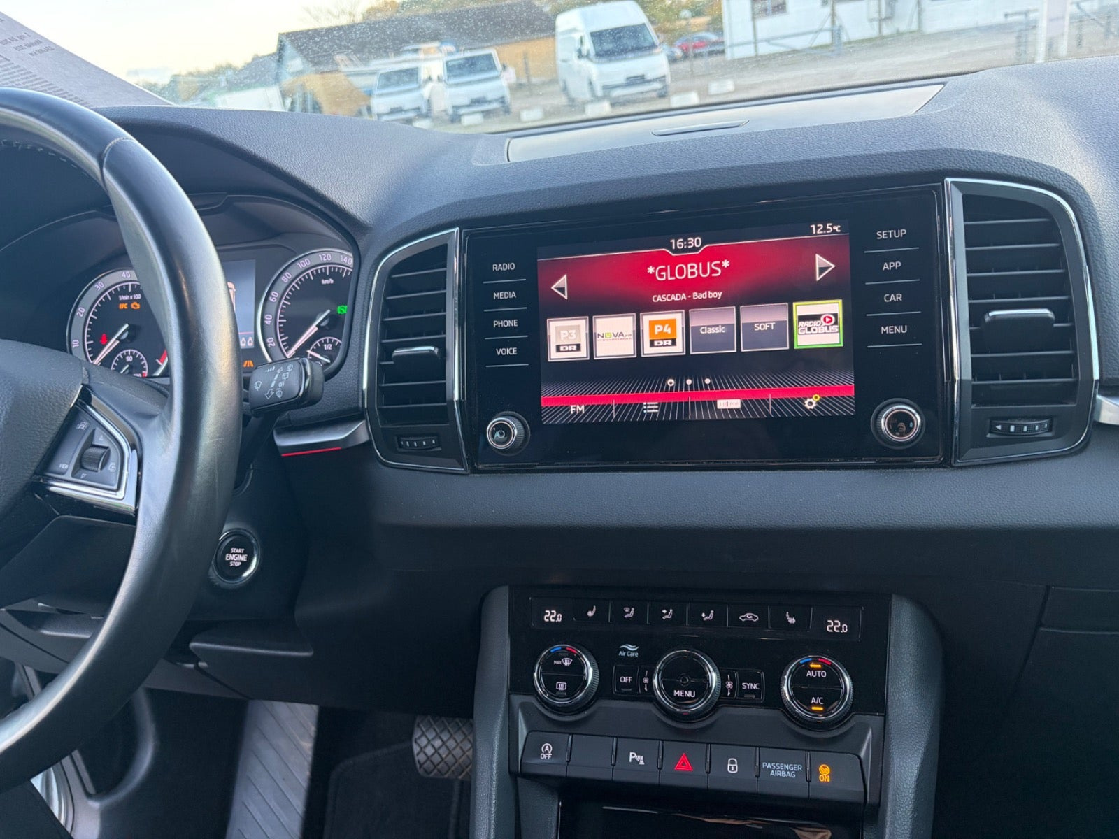 Blå Skoda Karoq fra 2019