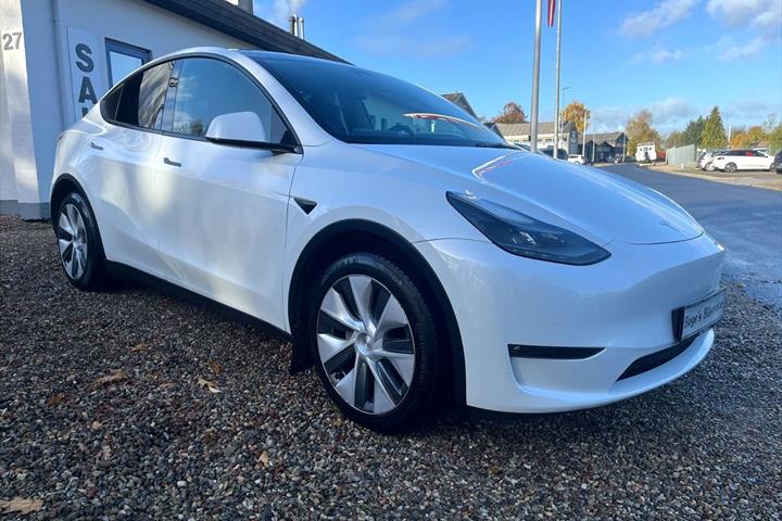 Hvid Tesla Model Y fra 2022