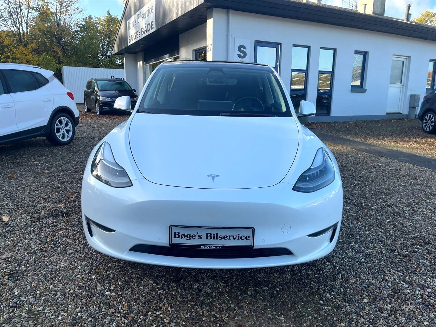 Hvid Tesla Model Y fra 2022