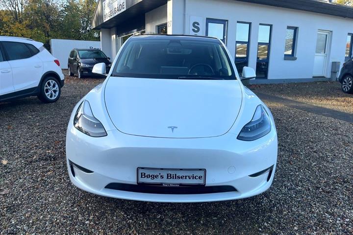 Hvid Tesla Model Y fra 2022