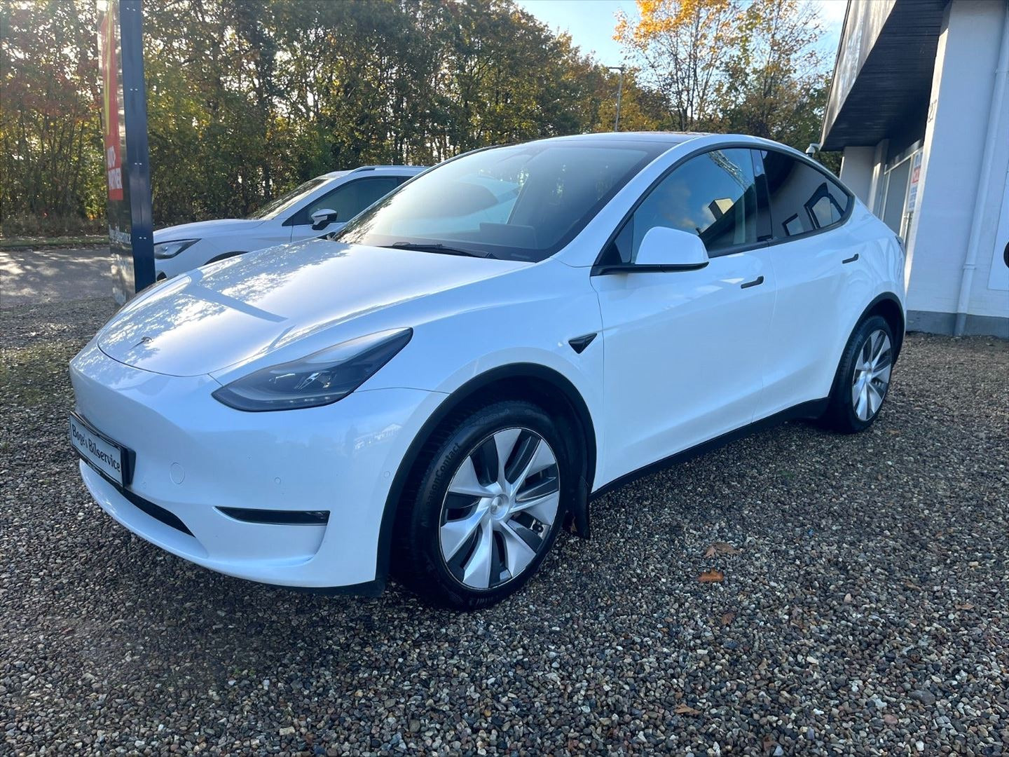Hvid Tesla Model Y fra 2022