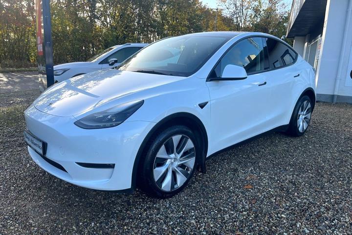 Hvid Tesla Model Y fra 2022
