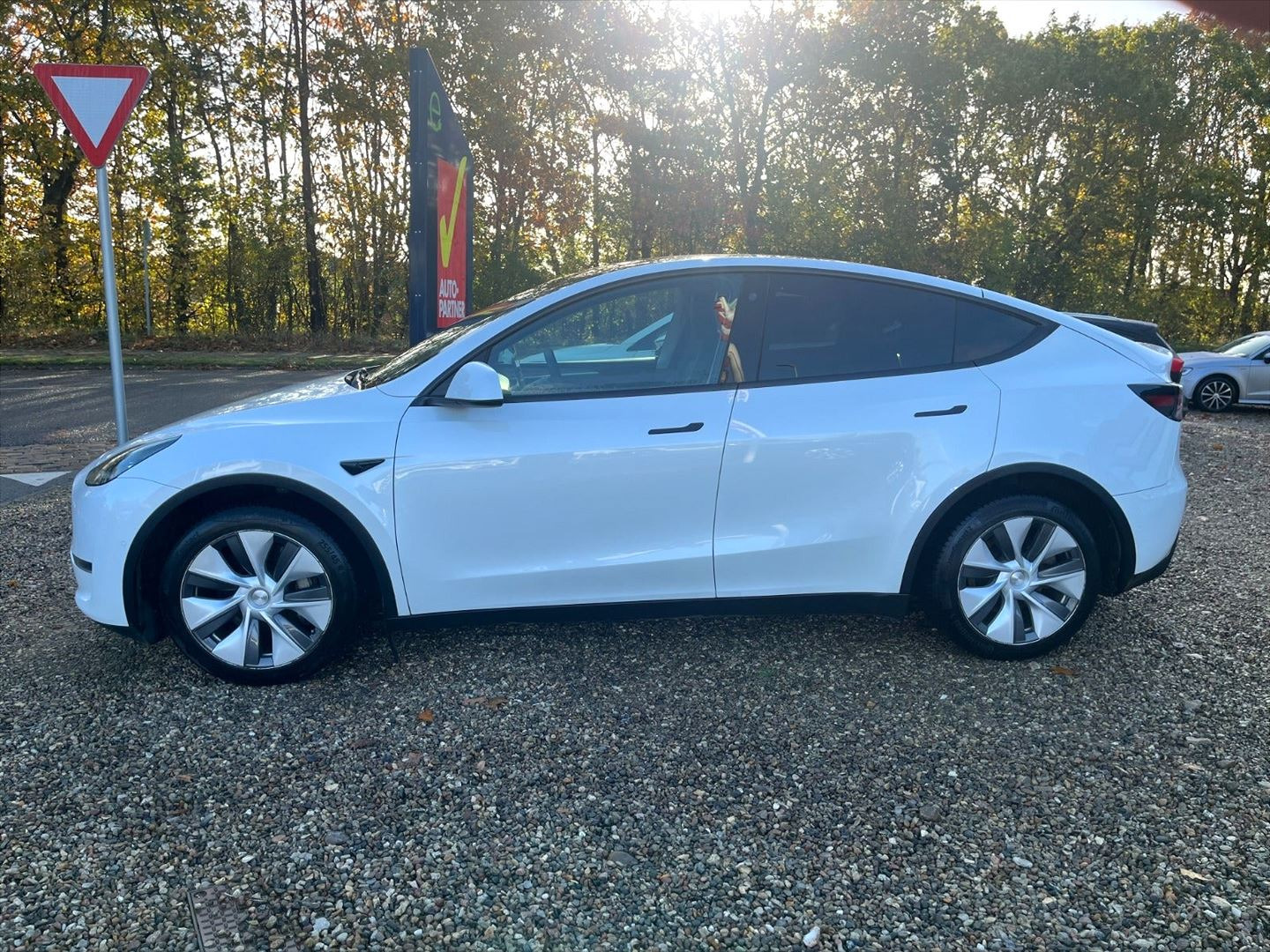 Hvid Tesla Model Y fra 2022