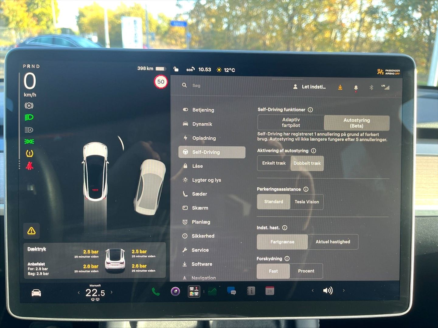 Hvid Tesla Model Y fra 2022