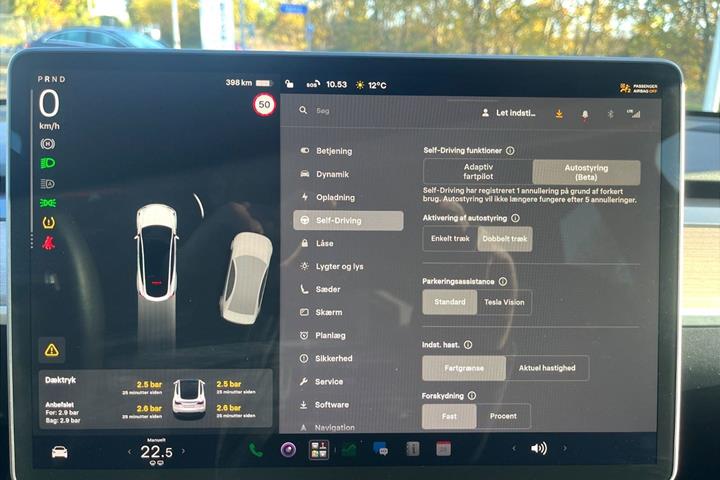 Hvid Tesla Model Y fra 2022